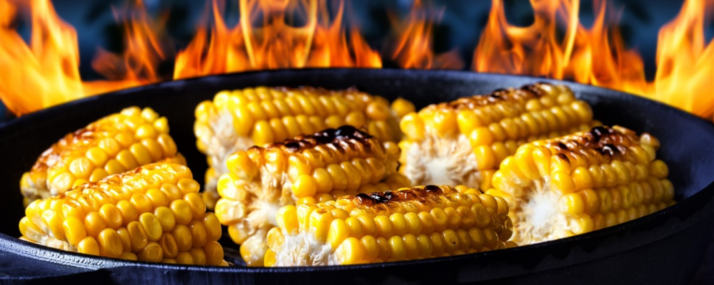 Roast corn on heated pan with high flames
