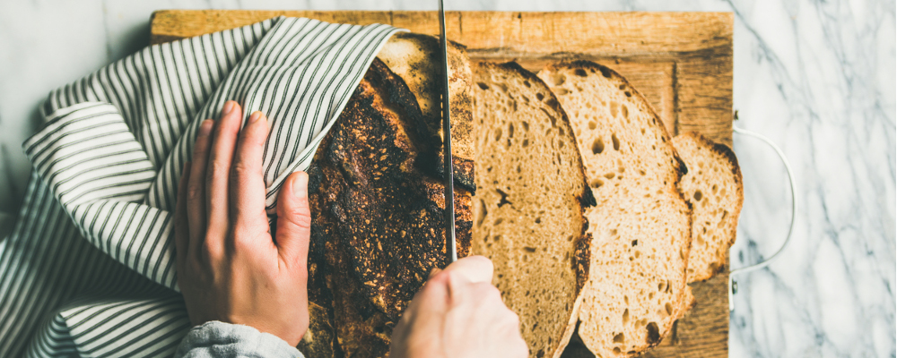 Slicingbread on a wooden cutting board