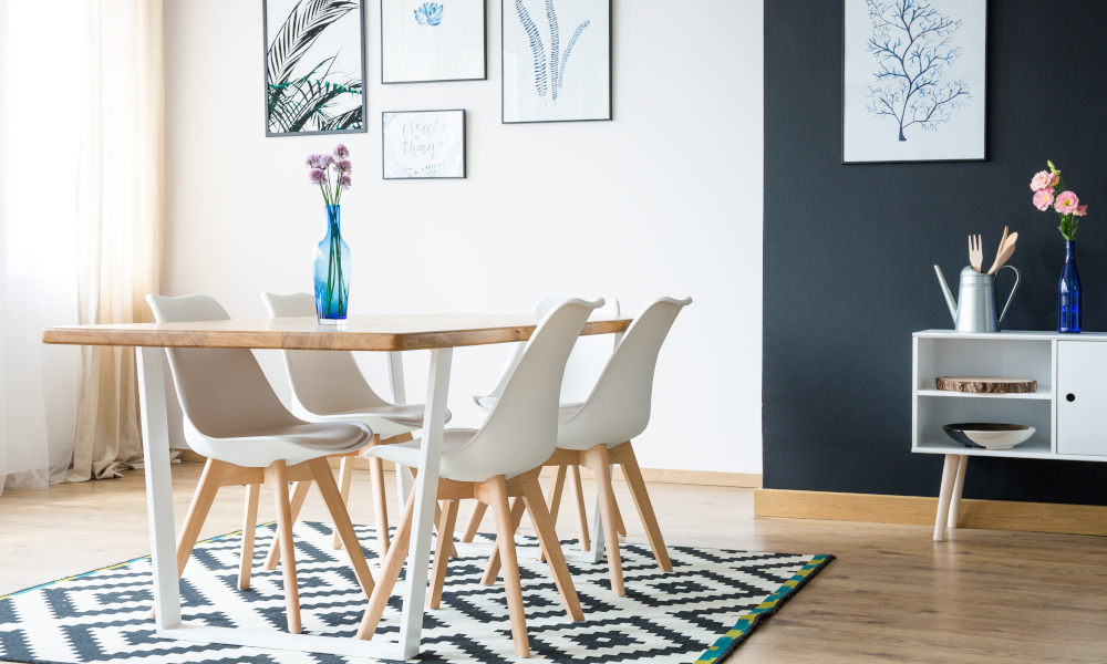 Geometric rug at dining area