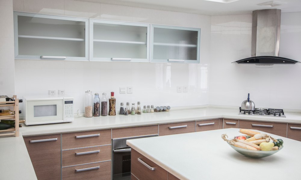 U shape kitchen layout with kitchen island in the centre of the room