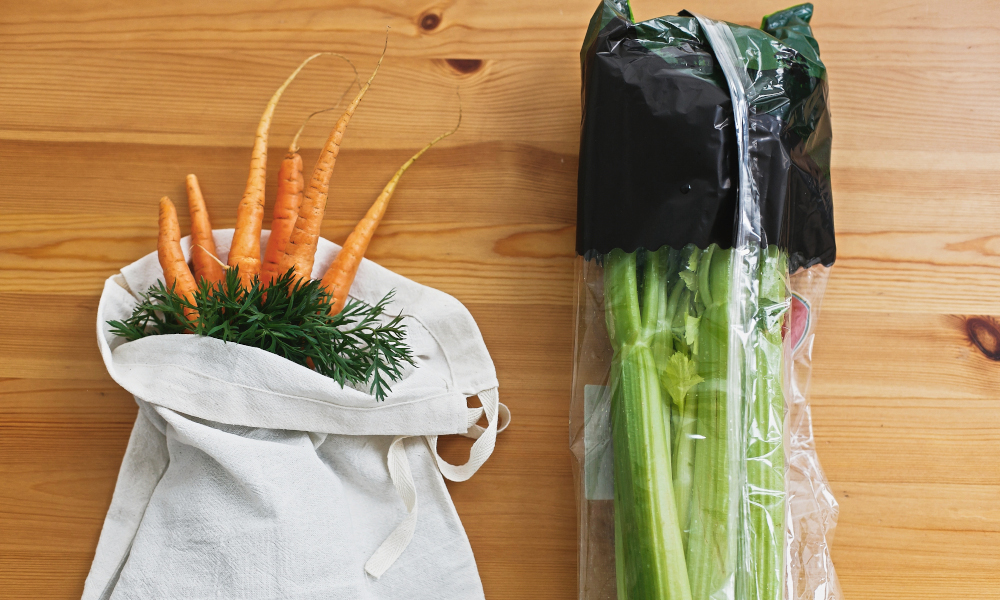 Reusable grocery bag vs plastic package for vegetables