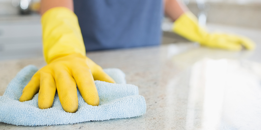 cleaning-a-white-kitchen-countertop